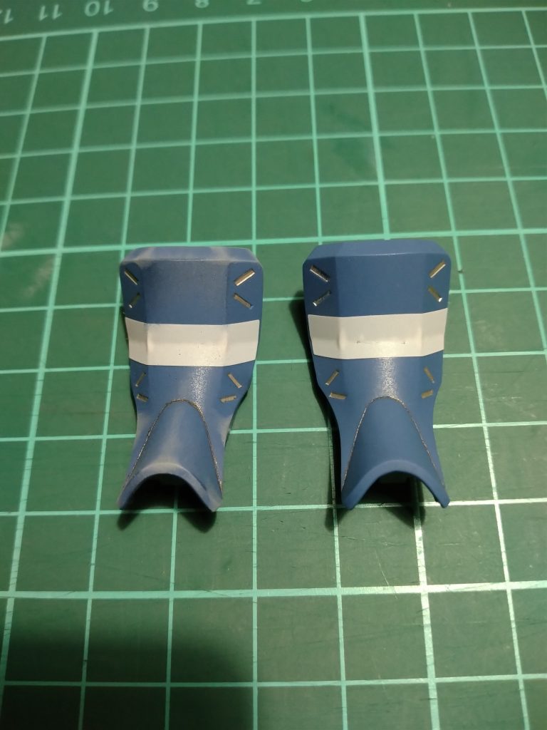 陰影(←加工後)照明を当てたときに光と影にあたる部分をウェザリングマスターで表現しています。曲面が多いこのキットでもメリハリのある奥まった表現とグラデーションの効果を期待しましたがトップコートで見事になくなってしまいました。ねらいは外れましたが合わせ目の部分を消す効果はあったようです(パウダーがパーツの隙間に入って埋まった?)