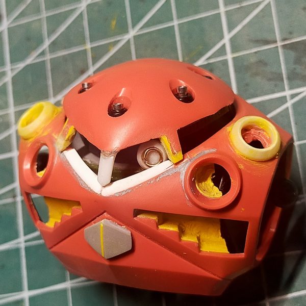 前回までで基本的な改修は出来たので、好みに改修爪は長く禍々しくついでに肘？もジャンクバーツでガントレット風にしてみたその他、胸部に丸ダクトを追加足首にも保護パーツ的なモノを追加だいたい形になったので、装甲部を溶きパテで鋳造風に荒らす溶きパテはオーソドックスなラッカーパテ×薄め液にマルチプライマーを混ぜて食い付きを良くしている バックパックのモールドがだいぶ甘くなってしまったので、乾燥したら掘り直し（4枚目）