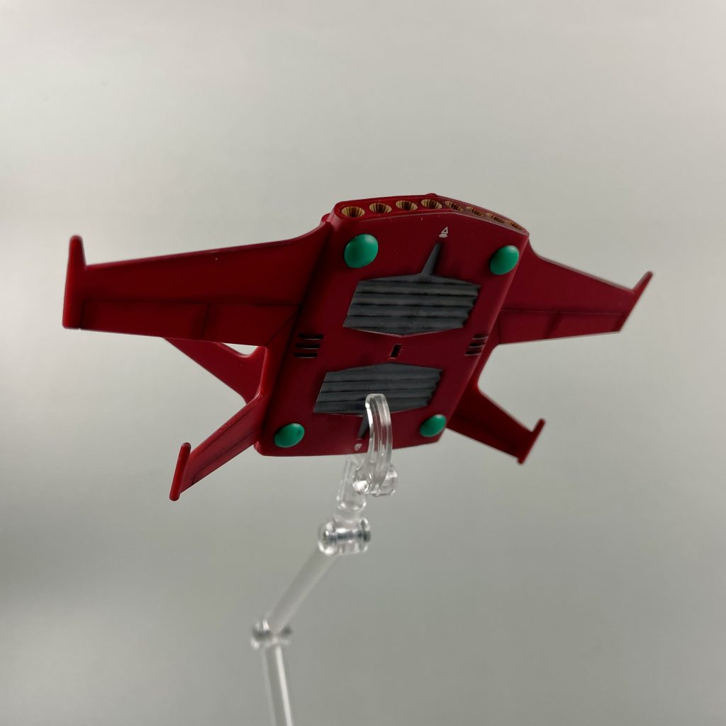 底面。付属の台座用の穴があります。1/144を作った時はアクションベースに接続できるよう、改造しましたが、今回はそのまま。