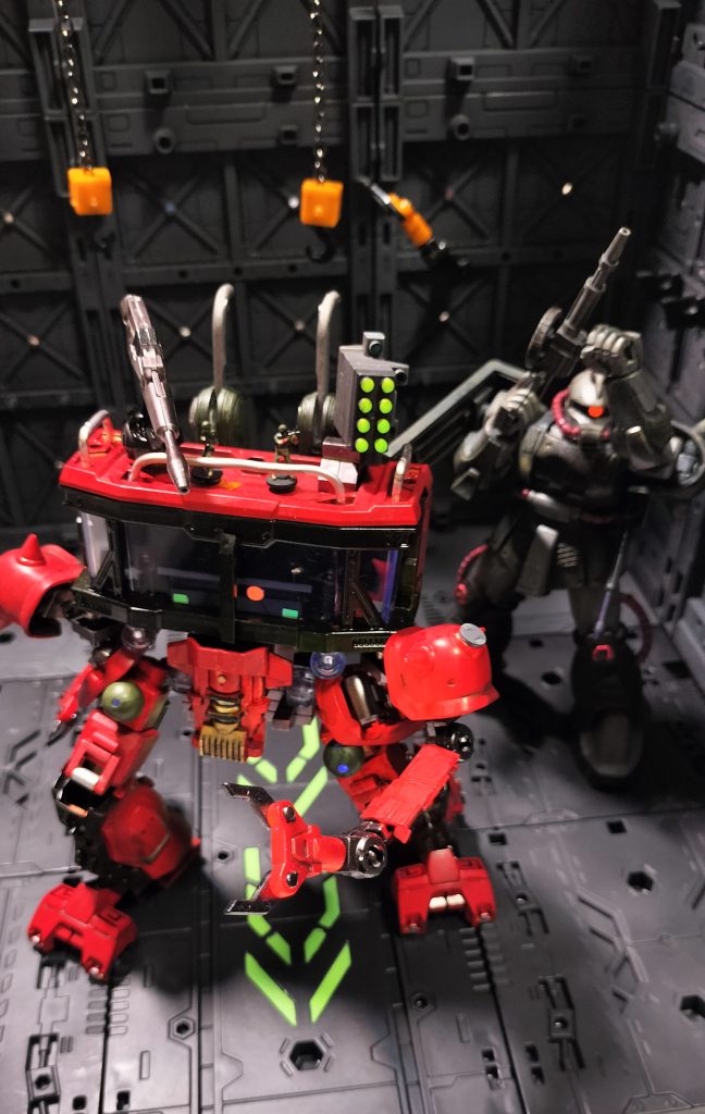 01＜脳内再生のナレーションは銀河万丈さんのお声でお楽しみください＞●時は終戦半年後●ここは地の果て流されて●たどり着いたは中央アジア●“ゾラ”と呼ばれる荒れた土地●人っ子一人いやしません。●敗戦ぜったい認めない●ジオン残党集まって●よせばいいのに意地を張り●“太陽の牙”などと名乗り上げ●徹底抗戦続けます。●本国からの補給なく●ロートルジャンクを集めては●カスタマイズを重ねるも●人手も装備も底をつき●立ってる者は親でも使えと●ついには指揮所も担ぎ出し●手足と武装をとりつけて●最前線へと送ります●誰が見てもの負け戦●“太陽の牙“はどこへ行く？