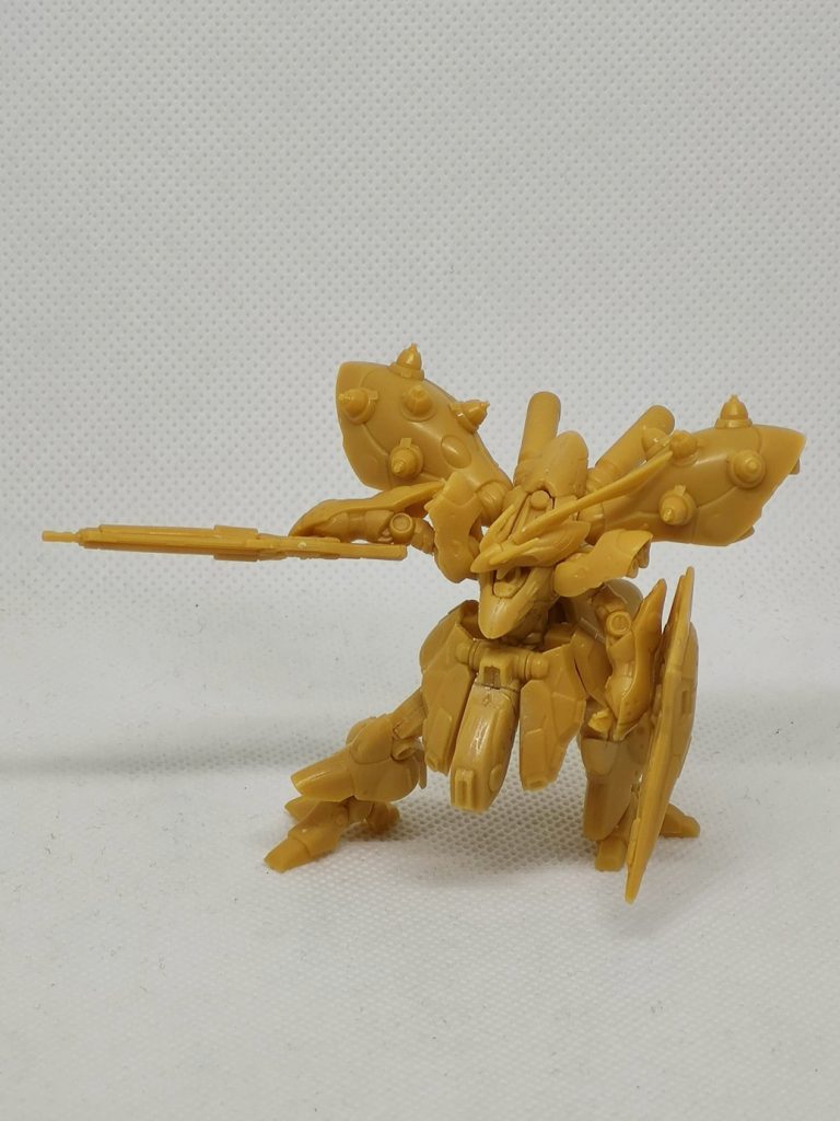 改造後。脚を長く、あと腹部から出ている謎パーツを短くしています。この段階だと銃の持ち方がサイドグリップになっていますね。