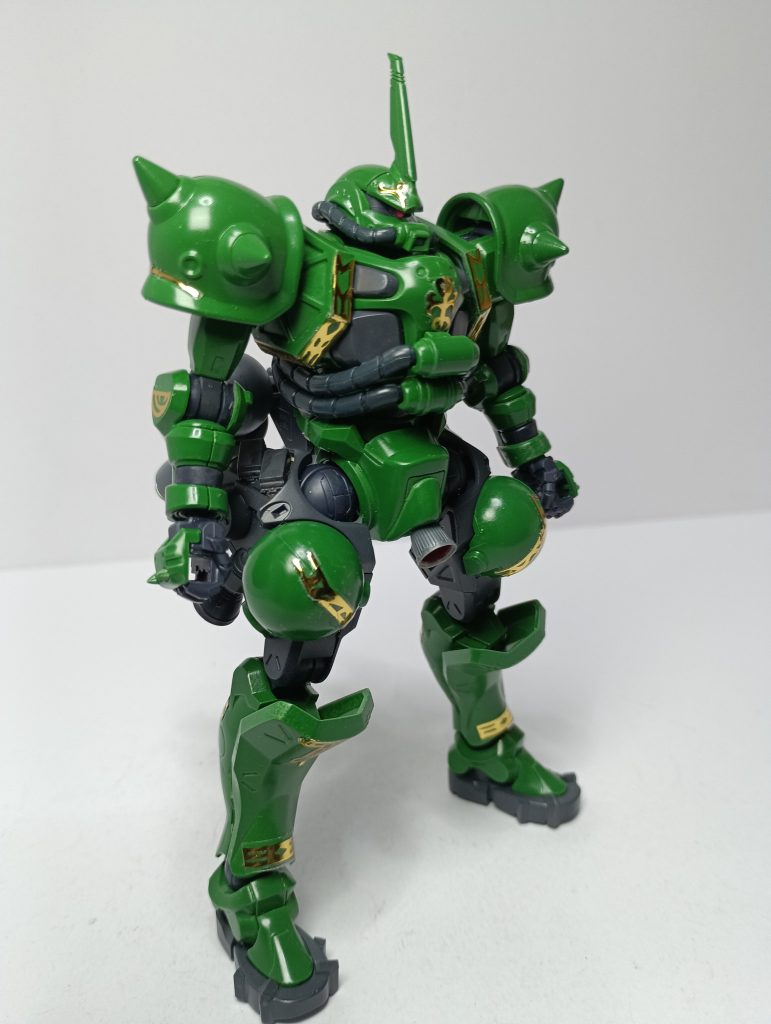 塗装はMGのエメラルドグリーンでなく、好みでビグザムのグリーンにしました。エングレービングはMG付属ものをカットして貼り付けました。