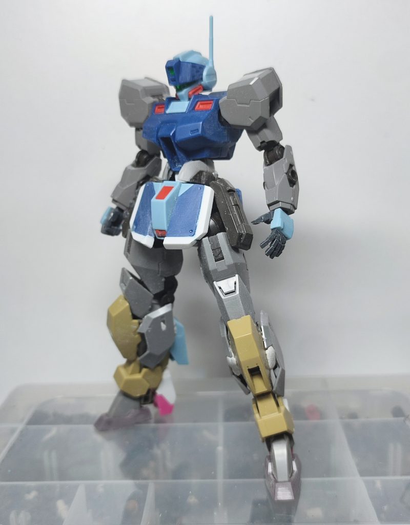 少し詰めた段階。脚を整え始めたところです。踵にルブリス、脹脛裏には元キットのパーツを残してどうにかジムスナらしさを出そうとしていますね。