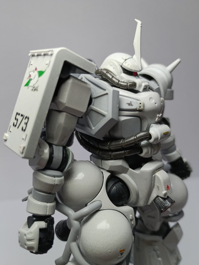 元キットの角が小さすぎたので、市販パーツに差し替えています。またいつものように戦車のパーツを少し貼り付けています。