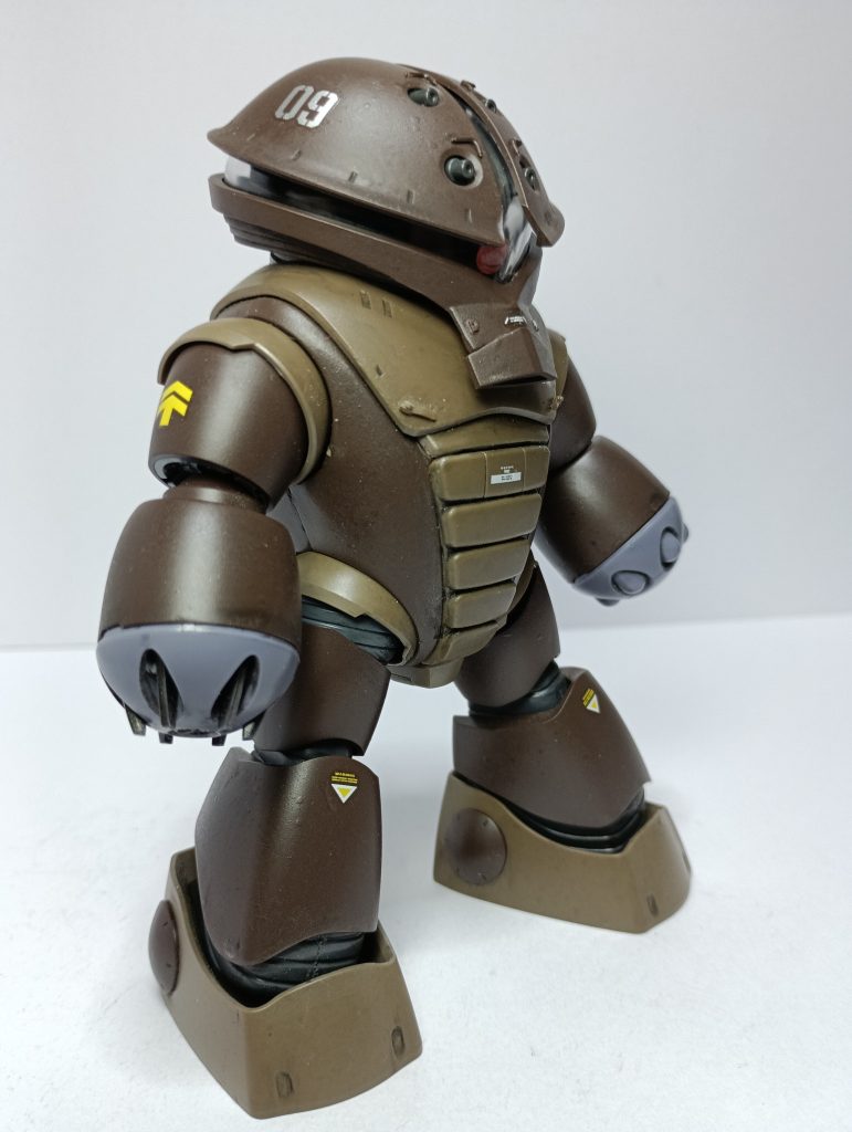 ジャンクパーツで顔と胴体を少しだけディティールアップ。