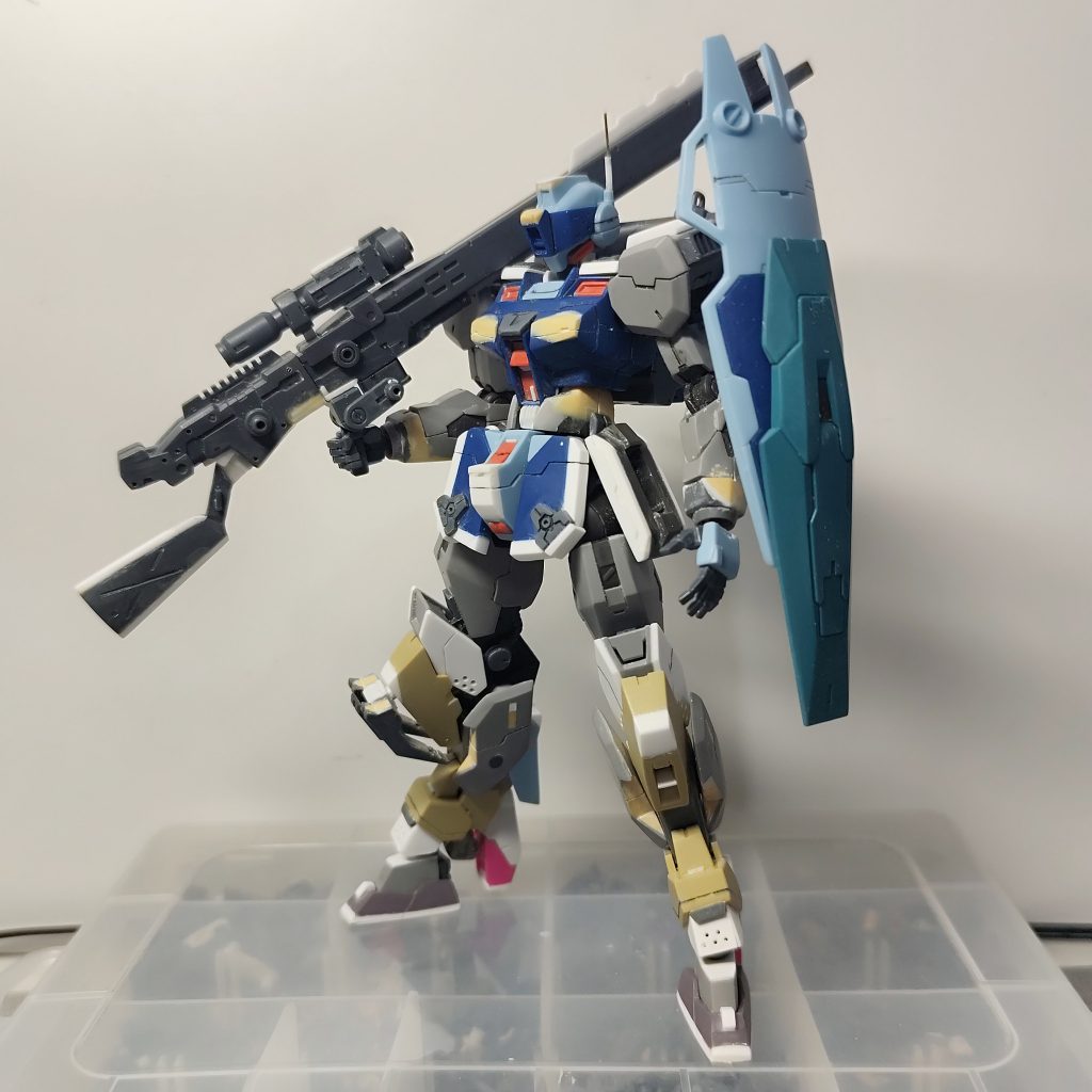 塗装前の完成形。各所の整合性とプロポーションを整えるため、プラ材やパテを用いてスジ彫りなどでディテールアップしています。このちぐはぐさが苦労の証、ですね。