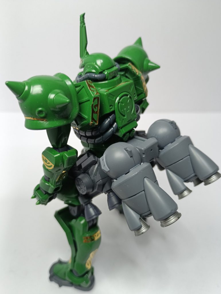 格闘戦とパワー重視のセッティングのイメージなので、空間戦闘時の機動性に難があるかと思い。ドムから流用した追加バーニアを取り付けています。