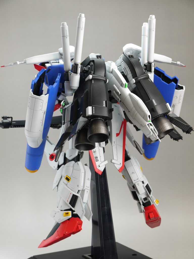 いつも通りフレームは部分塗装の簡単フィニッシュ、外装は全塗装して水転写式デカールを貼り付け後にツヤ消しトップコートで仕上げました。変形はあきらめて、好みのかたちになるように改修しました。メタルロボット魂のスタイルを意識しています。つくるだけでお腹いっぱいになるキットなので、改修は最低限に抑えました。頭、肩、ふともも、がメインの改修ポイントです。