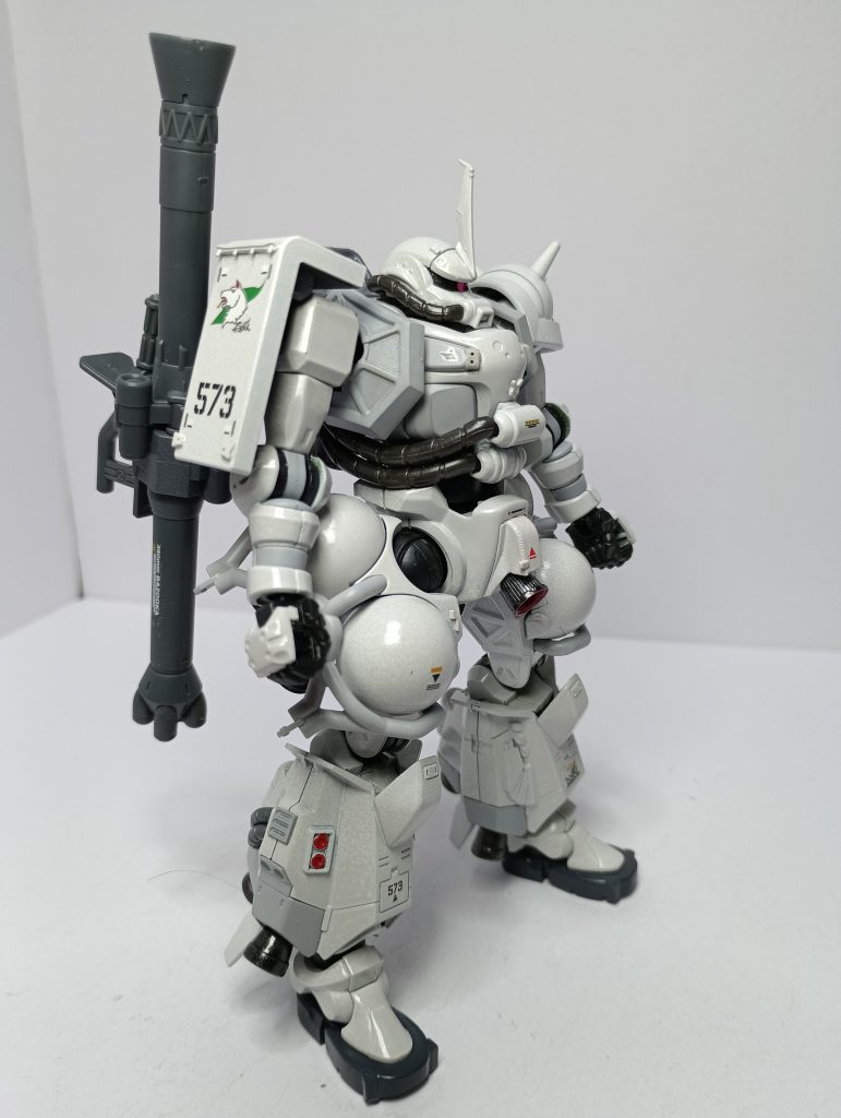 脚部はつま先を三角棒でディテールアップし、脛を2.4mmほど延長。股間部バーニアは推力増大のため、多少ご立派にしていますW