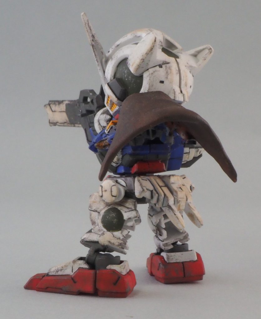 マントは100均の樹脂粘土で作って、アクリルガッシュを色を濃くしたり薄くしたり調整しながら筆塗りして全体も含めて艶消しトップコートしました