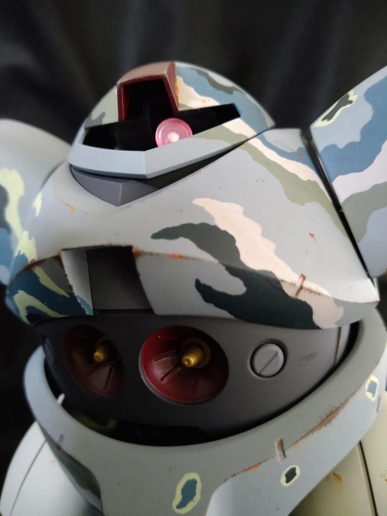 ただこの一発塗りには注意点もあります。それが既述の『毛細管現象』です⚠️流し込み接着剤を例にするとイメージしやすいですが、サラサラな接着剤をミゾや奥まったカドに流し込むと、パッと広がります。つまり一発塗りの薄め塗料がミゾやモールドを横切ると、意図しない場所までパッと塗料が広がり、これまでの苦労が水の泡になります(実際はそんなにヒドくなりませんが)😱ではどうするか。・モールドはなるべく避けて塗装する。・モールドを覆い尽くして塗装する。・モールド付近は注意して塗装する(笑)私のやり方だと、このどれかです。とは言いつつ、実際はそんなにシャバシャバじゃないし大げさな事にはなりません。でもご注意頂けば安心なので、敢えてお話ししました。