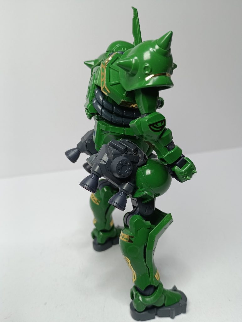 手のスパイクは鉛筆削りで2mmのプラ棒を削って作成。大腿部は格闘戦がしやすそうにするため、ジャンクパーツをつけてスッキリとした見た目にしています。