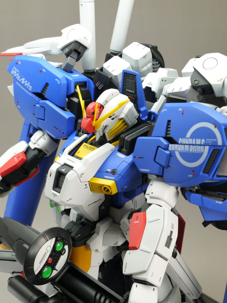 ●頭頭デッカチなので、小さく見えるように加工しました。・額の赤いパーツが小さくなるように前方を0.5mm強カット、上面も削り込み・インコムが頭に埋まるように1mm弱カット 接着してあるので、外せません。・トサカを一度分離させ0.5mm強低くカット、 後ろ側を1mmほど短くカット・頭頂部はエポパテで裏打ちした後に削り込んで1mmほど低く、約0.5mmずつ左右を狭く、後ろ側を1mmほどカット・マスクの左右外形を約0.3mmずつ、アゴ下側を約1.5mmカット、頭に対する位置を奥に上に各0.5mmほどずらして固定・頬外装、目尻の切り込みにプラ板を貼って狭くし、その分ツインアイをカット・襟足を0.5mm強カット