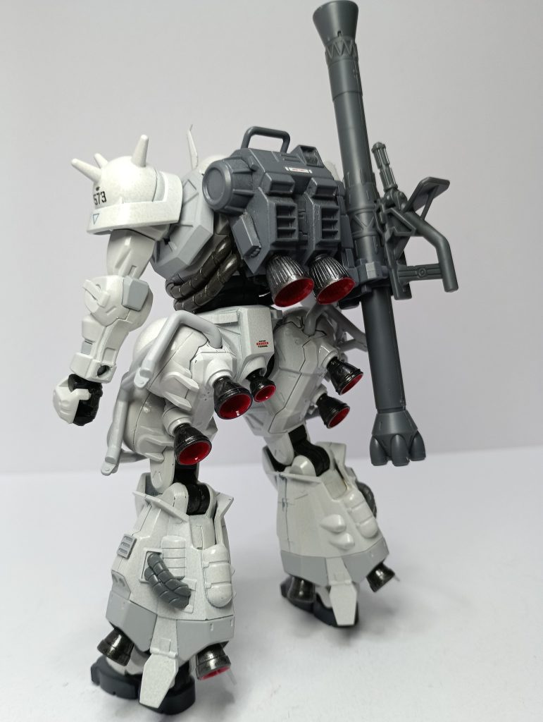 背部。ランドセルのパーツを一部紛失してしまっているので、適当なパーツで代用し、ついでにバズーカラックも付けました。