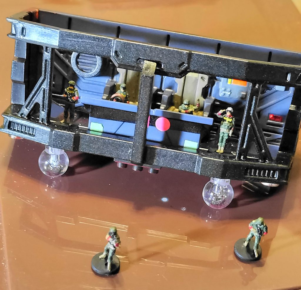 04)その後風防パーツが黄色ではなくクリアタイプの司令室が発売されたことと、手はアーム、ボディと足のフレームはプチブロックを使うことでめどがつき、ふざけ半分でチャレンジすることにしました。