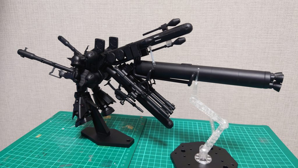 タンクを繋いだらHGの武装レイアウトだとスカスカに見えたので3連のザクバズーカは下のタンクの上に移動しました。そこでシュツルムファウストのマウントをどうするか迷ったんですが上のタンクが少しさみしい感じがしたので3連のレイアウトをやめてシングルで4本マウントすることにしました。