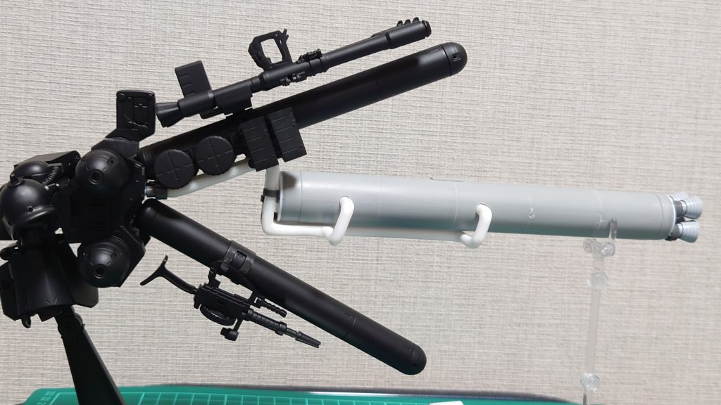 安易にプロペラントタンクの増設なんて楽勝だろと思って進めてたんですけど途中でマウントどうする?って事で考えた結果が5ミリのプラ棒を配管に見立ててバックパックに接合しました。プラ棒も目測で炙って曲げてもう何がなんだかわかりませんね。接続強度は問題ないので支えが無くても自立します。ただサイコザクの腰が限界を迎えるのでディスプレイの際は結局2点支持になってしまいました。