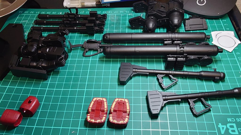 個人的にHGは造形が原作よりなんで大好きなんですけど合わせ目が多すぎてさすがに心が折れそうになりました。肉抜き穴は見えなくなるかなーと思ってちょっと手を抜いてしまいました。