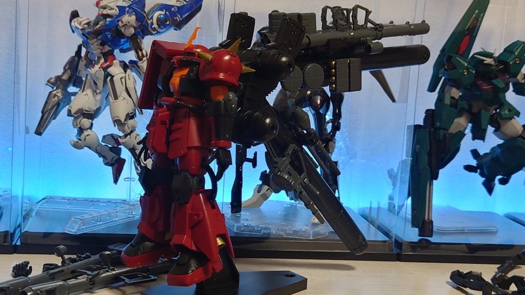 サンダーボルトのキットは素組みの状態でもカッコイイですねー。ザク本体は合わせ目も少なくてとても良いキットだと思いますけど色分けは絶望的ですねw今回の改造プランは本体はなるべく手を加えずバックパックを重点的に弄る方向でいくことに決めました。大きい改造箇所はMG風のプロペラントタンクの追加と武装のマウント位置を変更した位ですね。細かい所はサブアームに可動箇所を追加したのと合わせ目消しと肉抜き穴を埋めたくらいです。