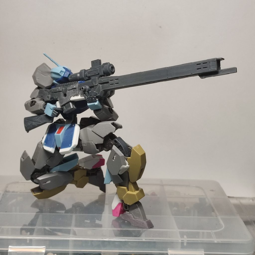 このように自然な狙撃ポーズが取れるように。MSでスコープを覗き込む必然性、とか野暮なことは言わないようにwロマンです。ロマン。