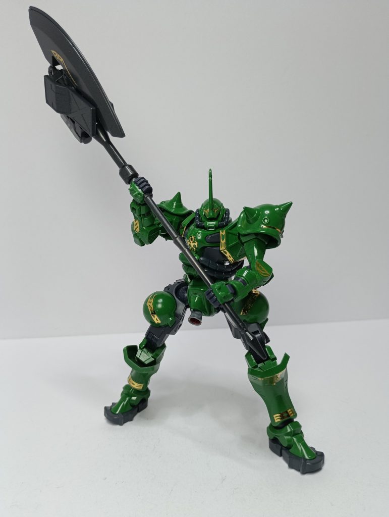 追加バーニアを使って敵に突撃、ジャイアントヒートホークで先陣切って暴れまわるイメージです。そう考えるとエングレービングは式典用というより一昔前の軍旗みたいに味方を士気を高めるためのもののように感じます。