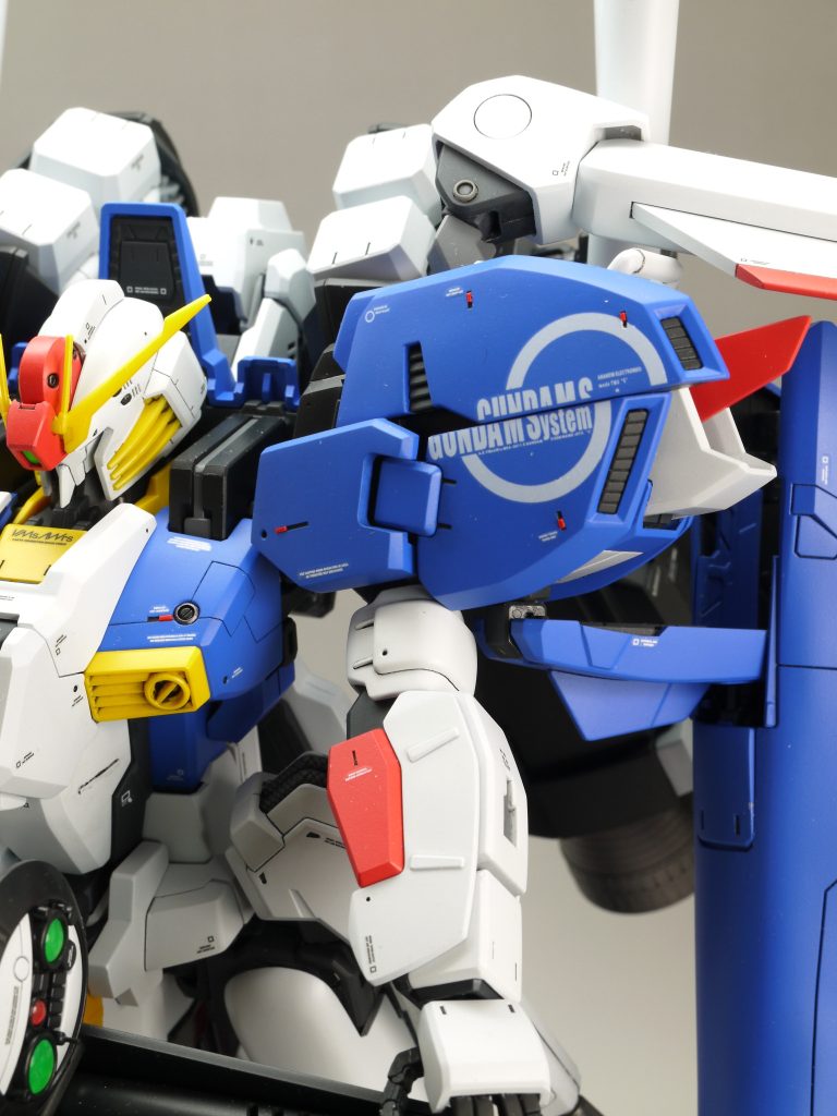 ●肩肩が大きく見えるように加工しました。みなさんよく縦にバサっと切って横方向に拡大していますが、加工が大変なので周囲にプラ板を貼って大きくしています。・胴体への接続軸の付いたパーツを左右で入れ替えることで、胸部に対して肩を約2.5mm上に移動・肩を上下左右に拡大 上下と内側の3辺をそれぞれ2mm拡大 上部ブロックを2mm上に移動 内側のフレームを2mm拡大 外側ダクト枠と赤い羽根を2mm外にオフセット・スライド機構はマグネットによって位置を付けかえることで再現(正面側だけ)・肩の向きを変えずに腕を前に出せるように干渉部をカットし、前面内側のブロックを切り離してマグネットで可動 腕の動きに連動して開くわけではないので、手動で位置を調整します。