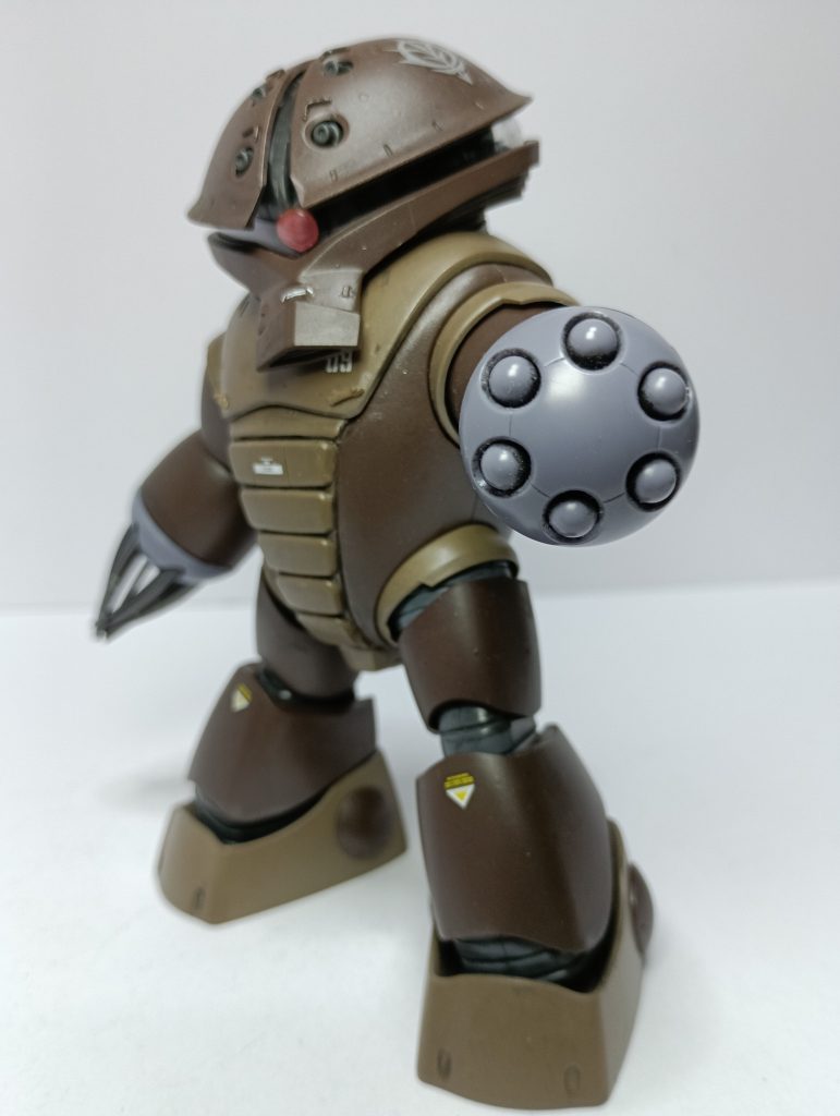 モノアイは大きくなるよう市販パーツに置き換えました。