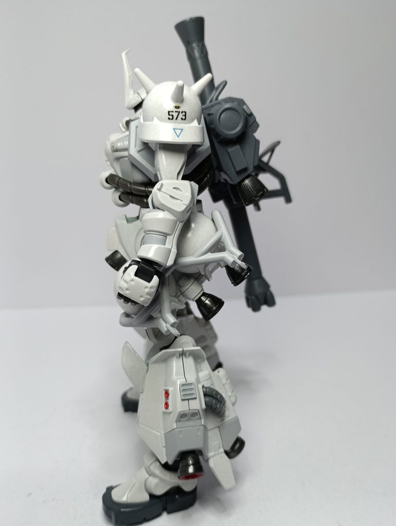 ザク(GQ)を買ったときに、真っ先に思い浮かんだ改造プランはMS-06Rでした。「軍警ザクで改造でもいいじゃん」と思った方もいらっしゃるかと思いますが、これは私の(なんかよくわからない)こだわりですW