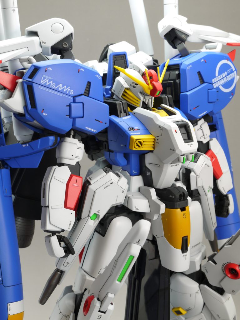 ●腕・上腕フレームを2mm延長・ハンドパーツは極め手2.0に置き換え 手の甲はキットのものを使っています。●胴体・アゴを引けるように首の干渉部をカット・胸が小さく見えるようにダクトを0.5mmずつ内側に寄せ、胸側面を約0.5mmずつ削り込み・腹がストンと真っ直ぐなので、盛り削りしてクビレを追加・コクピット内の3人のパイロットは部分塗装(でもほぼ見えません…)