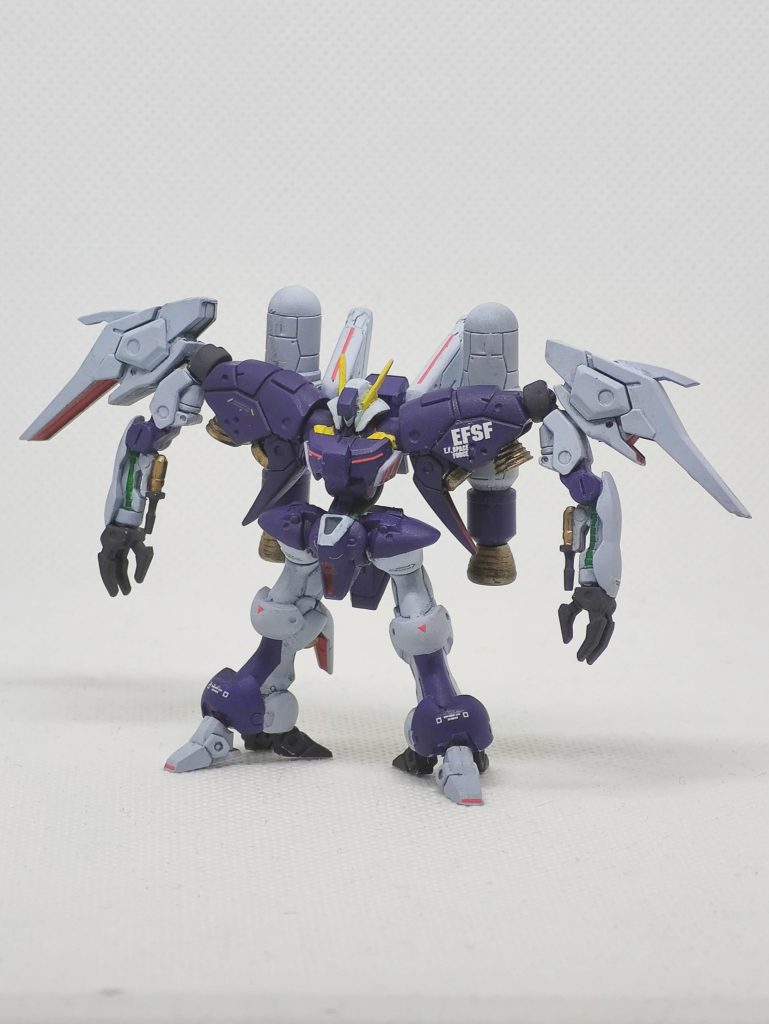 肩関節はボールジョイントを使っているのである程度は動かせます。