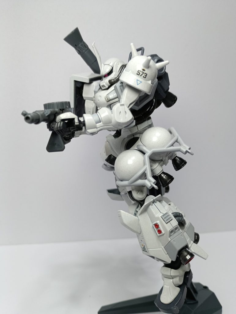 なぜ、ヒゲマン2号（適当）ことシン・マツナガ大尉機にしたというと、ガキンチョ時代ブームの頃はガンプラが買えず。ちゃんと買えるようになったのはMSVの頃で、その時に出たMS-06Rがシン・マツナガ機だったので、そのイメージで作りました。