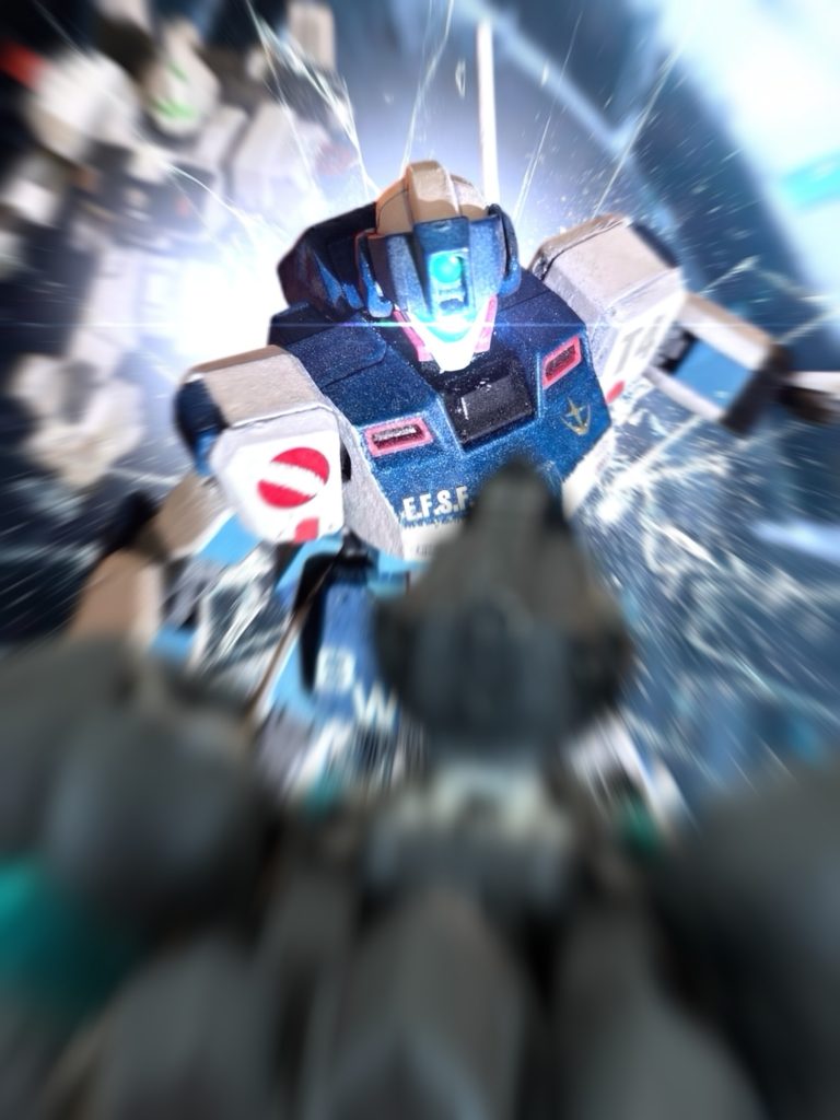 U.C.0087、11月25日。 暗く、冷たいデブリ帯の中、ピンクの閃光が闇を切り裂くと、中から黒いMSが2機、姿を表した。 周辺のデブリより、かなり大きな小惑星に近づくと、2機はその中に入って行った。どうやら小惑星は秘密基地らしい。