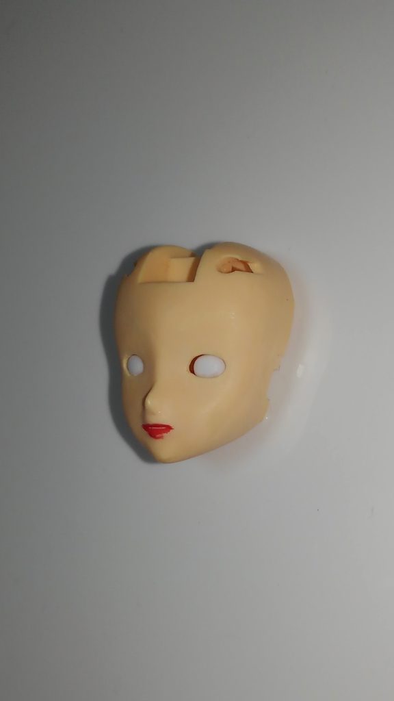 目パーツをはめました。目の隙間がすごいです。これを修正していきます。目の穴は両目がしっかり対称の形であることを確認します。そして穴のフチをヤスって可能な限り滑らかに整えます。600番以上でヤスった方がよいです。