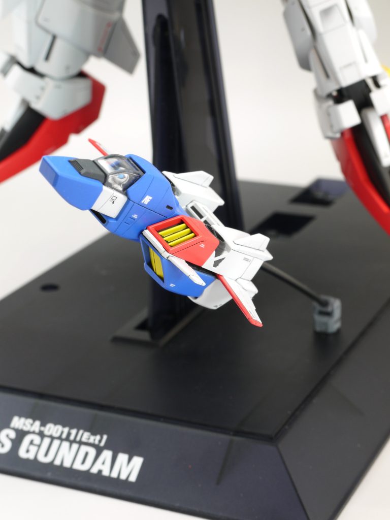 ●Gコア全塗装で仕上げました。中のパイロットも塗ってあります。●台座Gコア用の支柱が欠品していたので、プラ棒で製作しました。根本に可動軸を仕込んでいるので、好みの角度でディスプレイ出来ます。「GUNDAM」デカールの「G」が少し欠けていたので、筆塗りでリタッチしてあります。