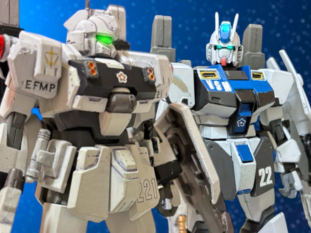 　ヘントは、資料のデータをミヤギの機体にも送る。　こちらの戦力は、キャバルリーが３機に、ミヤギのガンダム。エゥーゴが合流すれば、サラミスが１隻と、リック・ディアスが３機掩護にくるはずだ。（ティターンズは、模擬戦に出てきたハイザック・カスタムに、警備でうろついていた新型が２機。シュトゥルム・ザックは３機、おそらく予備機のジムⅡ３機も出る……。）　そして、マゼランと”シラウメ”。対MS戦には向かないが、マゼランの火力は脅威だ。”サクラ”に集中砲火が向けばこちらが不利になる。”イーグルス”の９機が静観を決め込んでいるのは、せめてもの救いだ。これが加われば、まず突破は不可能だ。そして、乱入事件の黒い機体。もしあんな物まで出てきたら、と思うが、これはもう出てこないことに賭けるしかない。出てきたとしても、ティターンズとも敵対するはずだ。「嫌なことを聞くぞ。」　ヘントはミヤギに通信を送る。『”ブルーウイング”ですか。』　質問する前に、ミヤギが察した。「そうだ。ティターンズに味方する可能性はあるか。」『分かりません。昨日までなら、迷いなくティターンズに付くでしょうが。」司令の二コラ少佐は、見栄っ張りで小心者、その上権威に弱い。だが、嗅覚が効くのだ。今日のシャアの演説。あれが情勢を覆す力があることは嗅ぎ取っているはずだ。「あのティターンズの少佐なら、君への当て馬に