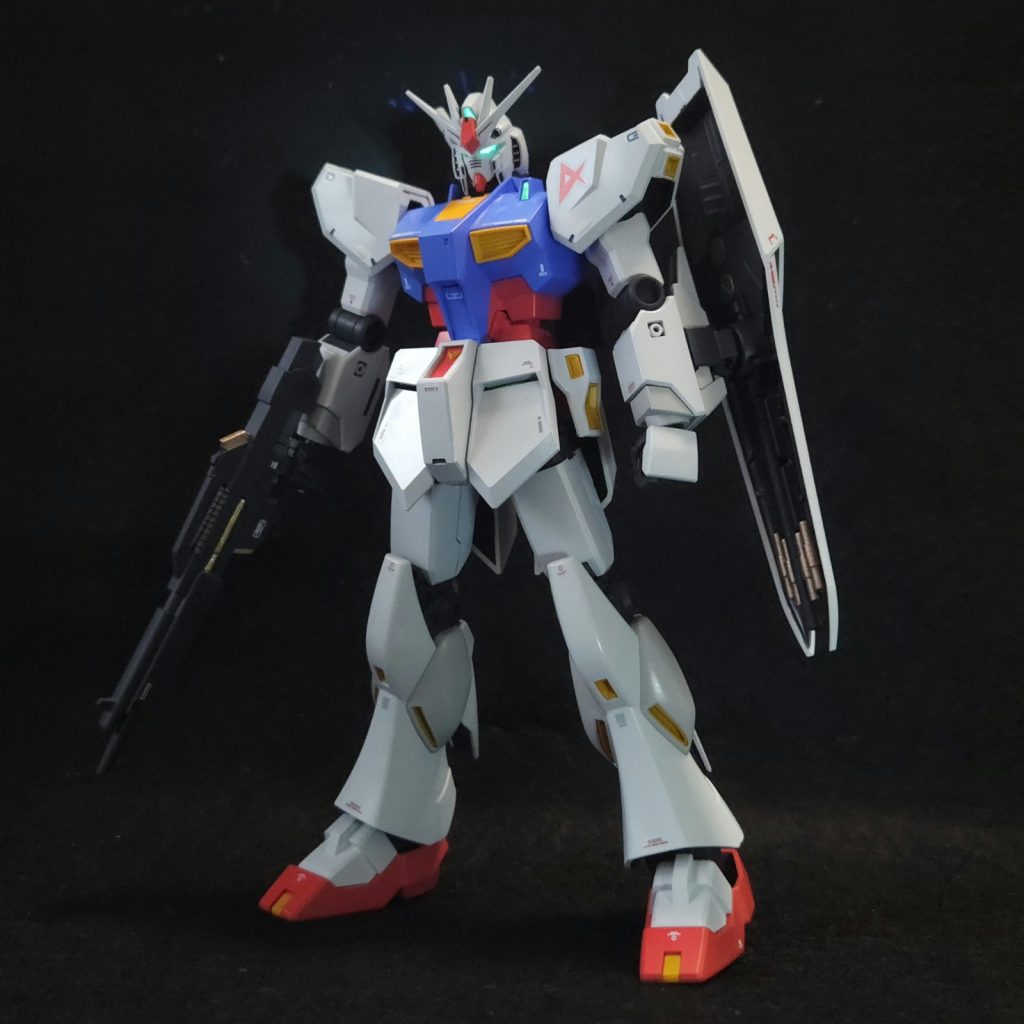 前面頭部アンテナ加工ヤスリで削り込むことでシャープ化を行い、スタイリッシュな印象を目指しました。ツインアイ等を蛍光色で塗装ブラックライトを当てることで眩く発光する、個人的推しポイントです。胸部センサー部にホイルシールを使用他キットのホイルシールの余白を切り取り、再利用しました。