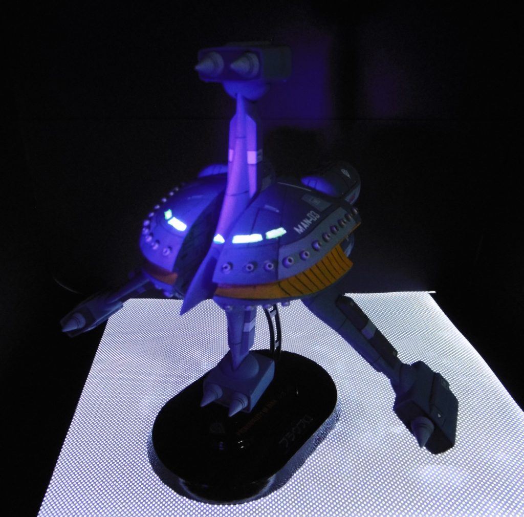 艦橋（操縦室？）は蛍光イエローで塗装したので、UVライトで発光します。 