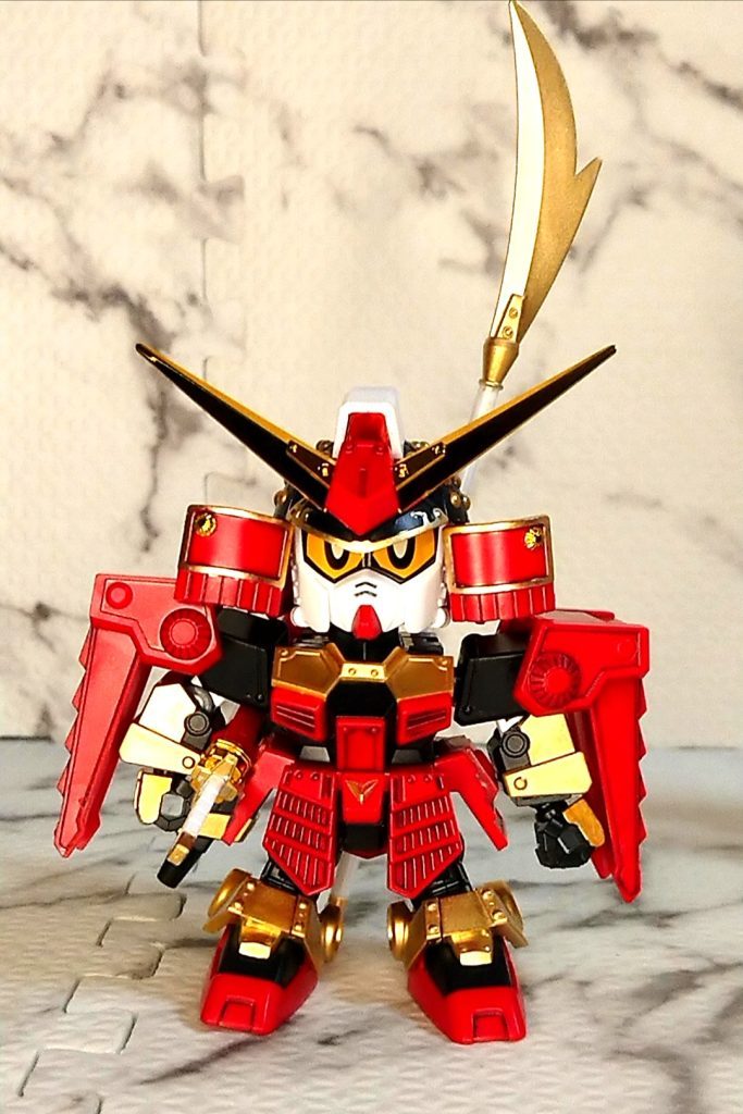 今までガンダムマーカーのゴールドはガンダムゴールドを使っていたのですが、イエローゴールドに変えたら良い感じで気に入りました。