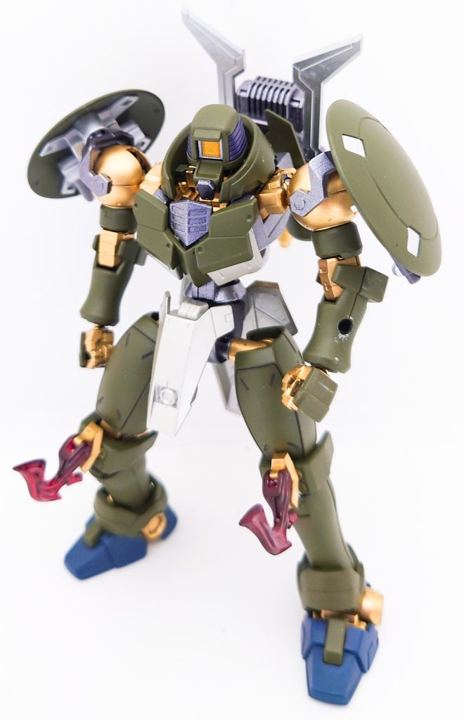 胴体はヘルムヴィーゲ・リンカーを使用しております。リーオーの顎？がちょうどシンデレラフィットしたので、ミキシングしてみました。両肩には盾を取り付けてみました。