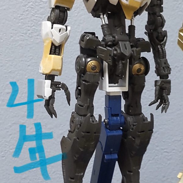 鉄血のオルフェンズ10周年と言うことで、引き出しの奥から引っ張り出してきた、装甲オリジナルガンダムフレームを本腰入れてやっていきたいと思います。四年前とは違い、デジタルモデリングもできるようになったので適材適所でやっています。とりあえず腕部装甲からやっているのですが、フレームにぴったりハマるように作らないといけない都合上、装甲だけでなくフレームも作っているのでめちゃくちゃ時間かかってます💦絶対パテ盛って削って形状出したほうが絶対早い笑（3枚目）