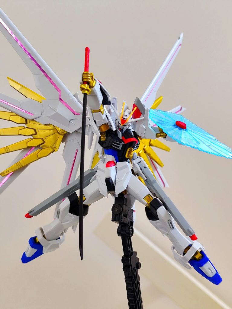 最近のHGらしく、派手なポージングがしっかり決まる稼働です。また、保持力もかなり高いです。