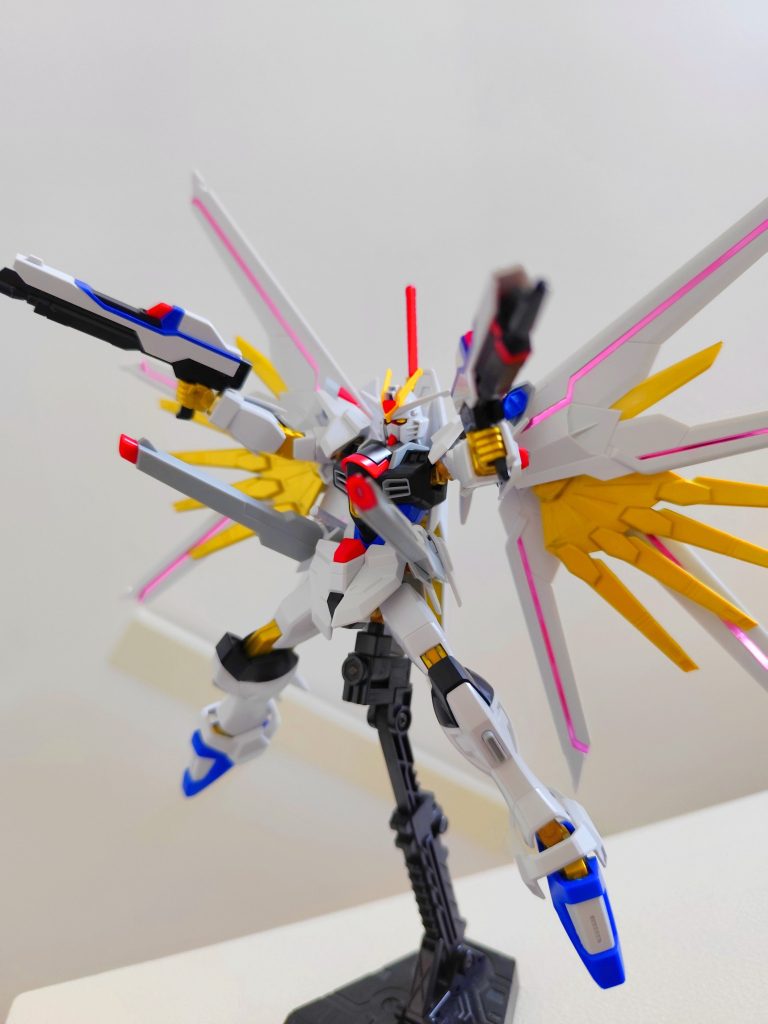 劇中では見られなかったフルバーストです。プラウドディフェンダーのピンク部分は全てシールですが、とても綺麗に光るのでシンプルなデザインの割にはカッコよくまとまります