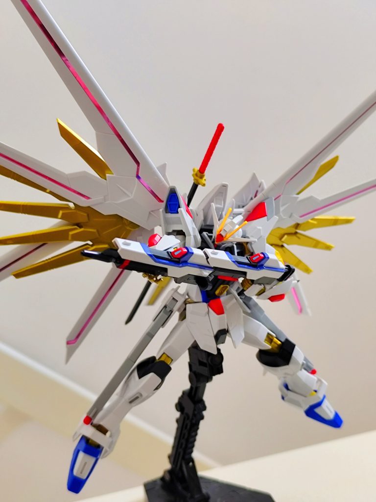 このライフル構えポーズも、今までのガンプラではイマイチカッコよく決まらない印象だったんですが、このキッドの腕の稼働域の広さのおかげでかなりカッコよくバシッと決まりました