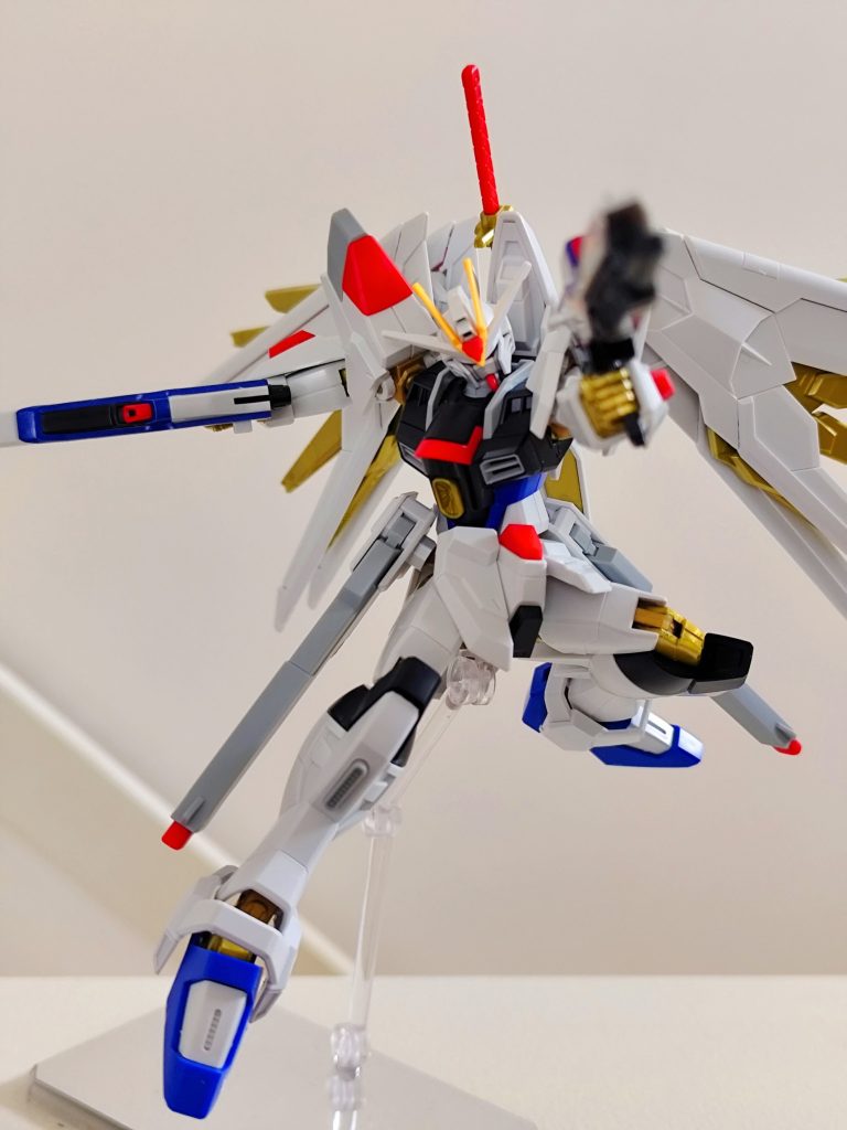 プラウドディフェンダーは閉じるだけではなく、ピンクの部分も隠れる仕様も再現されてるので、これはこれでカッコいいですね