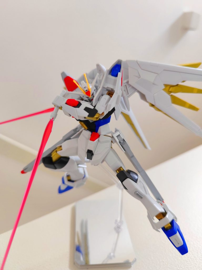 とにかく腕の稼働が素晴らしいです。手首の稼働も細かく入っているので、内側、外側など自由自在です。