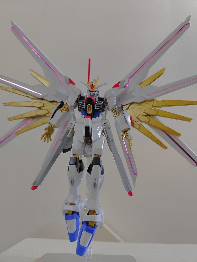 以上。マイティーストライクフリーダムでした。久しぶりに投稿してみました。素組みとシールだけで出来を確かめたいという方のお力になれればと思います。ポージング頑張りながら、皆様の反応良ければ少しずつ再開しようかと思います笑