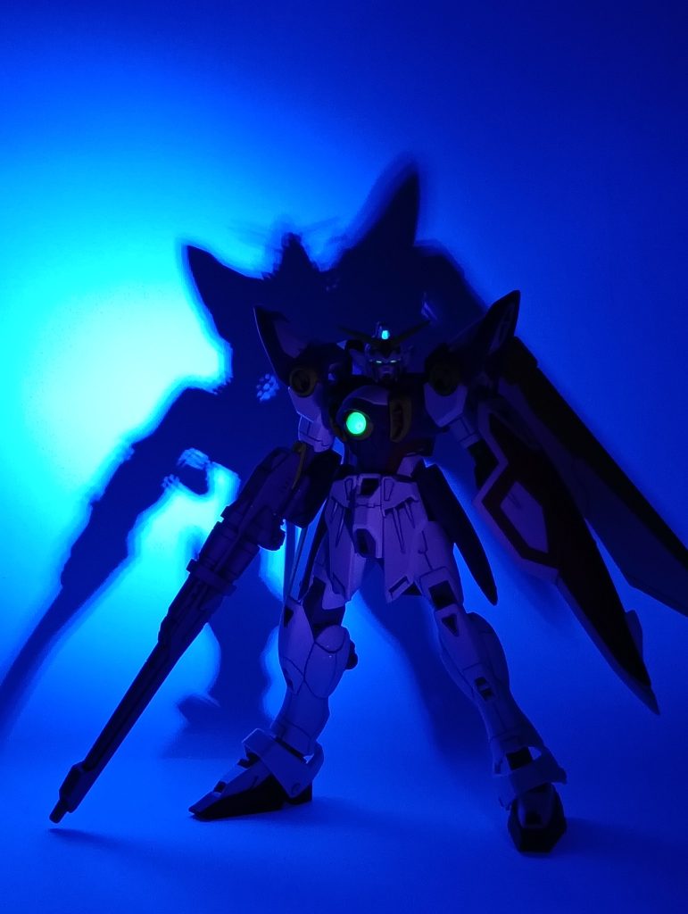 頭部カメラ・ツインアイ・胸部センサーはUVライトで発光します。最後まで見ていただき、ありがとうございます🐱