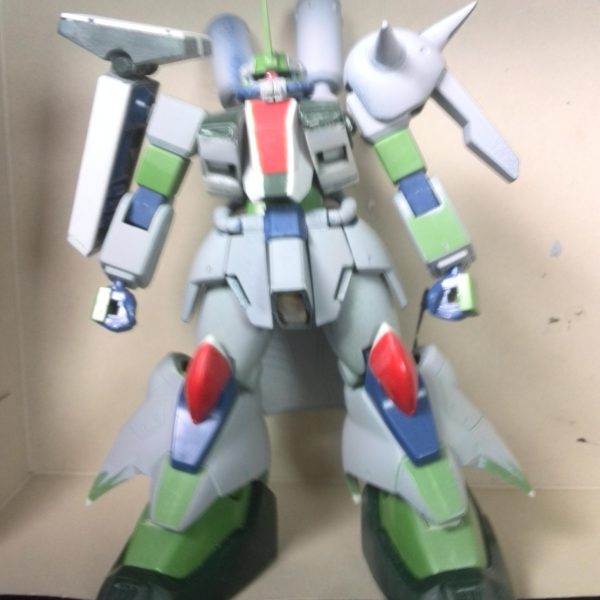 初販で買って早25年…何度か塗装寸前まで進んでも新たなプランを閃きやり直し未だ完成せず。2018年6月の状態です。当時のコンセプトは上半身のボリュームアップとハマーン様、万歳ポーズの再現だったと思います。（2枚目）