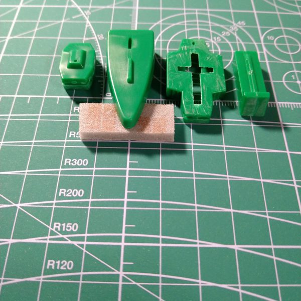 ちまちまと進めているマゼランの改造、艦橋構造物も大きく形を変えています。実は私、マゼランの艦橋は好きじゃなくて😅二段の内、上段部分は好きなのですが、それ以外がとにかく貧弱且つカッコ悪く感じてしまい。。(お好きな方、スミマセン🙇)写真②は説明書にある素組み状態です。艦橋に注目すると何か薄っぺらいし、天頂部にはニョーンと不必要に細長く伸びたアンテナ。レーダーも形は好きなんですが、『とってつけた』感が否めない。う〜、良いトコなし🥲なので思いっ切り形状変更しようと、一度階層毎にバラバラに解体し、組み換える事にしました(写真③。あ、左から2番目に別部位のパーツが混じってます。艦橋の土台にしたくて。)。組み換えを行う上で留意したのは、高さを抑える事、貧弱さを払拭する事、本来の旧キットテイストは残す事、です。それを踏まえて、積み木の様にパーツを組み換えたり位置をずらしたり、あとレーダーの幅詰め実施や、天頂のニョーンアンテナを短く先鋭化したり(写真④)。あと上段と下段をつなぐ元々の形状は貧弱の極みだったので太めの形状に変更。元々の雰囲気を損なわず、だいぶ好みの印象になりました😊本作では対空システムの強化も大きなテーマでして、艦橋両側にはサラミスから徴収した対空システムを配置。大きなお気に入りポイントです(写真⑤)😍これらを組み合わせた上で形状を最終決定、接着して艦橋は完成としました(写真⑥)🎊写真⑥の完成形を乗せている緑色の土台、実は元々別の部位です。どこかというと、船体下部にある大気圏突入カプセルの収納部です。何となく使いたい形だったので薄く平坦に削って土台にしました(写真⑦。一番下の薄い部品が土台にしたパーツ。)。艦橋の程良いカサ増しとマッシブ(?)感が両立出来たのではないかと自画自賛しています😁いやぁ、少しずつですが完成した部位が増えていくと励みになりますね😊エンジン部分もだいぶ進みましたし、12月には船体の改造(フルスクラッチ?)も開始出来るかも!まだ船体のイメージ固まらないのに🤣🤣🤣以上、長文お付合いありがとうございます。(3枚目)