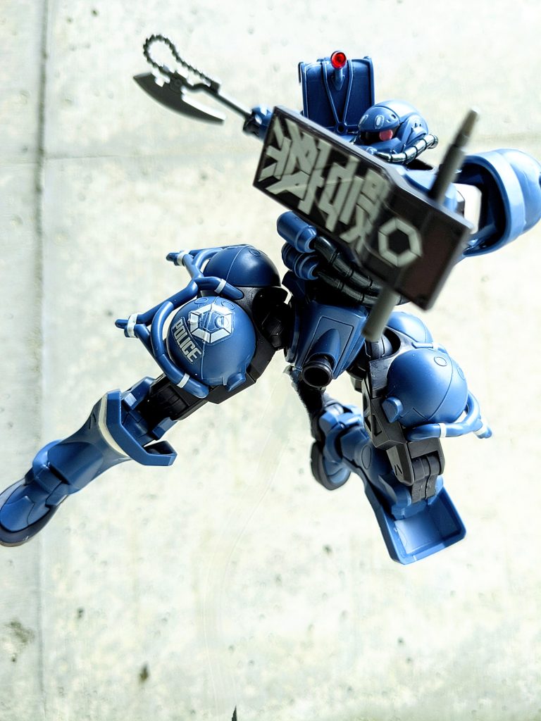 ヒートホークを持たせて躱しているようなポーズ！